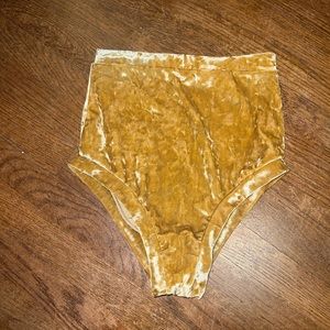 LUX MUSE FESTIVAL SHORT GOLD
